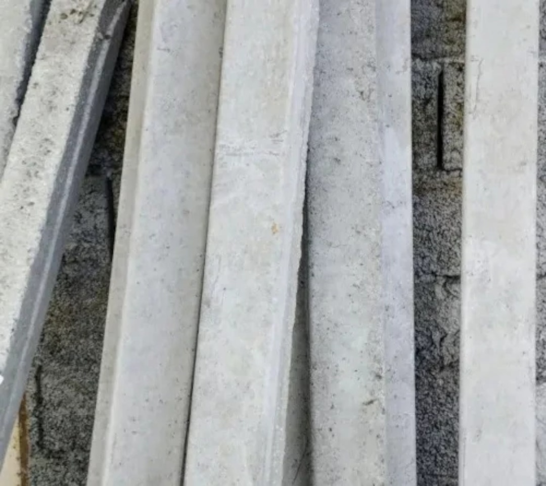 برای نصب تور، تور فلزی و سیم خاردار دور زمین، از پایه‌های ای بتنی یا پایه‌های سیمانی یا پایه‌های فنس استفاده می‌شود. برای نصب سیم خاردار، ارتفاع پایه‌ها معمولاً یک تا یک و نیم متر استفاده می‌شود، در حالی که برای نصب تور و تور فلزی، ارتفاع پایه‌ها معمولاً از یک و نیم تا دو و نیم متر استفاده می‌شود. استفاده از این پایه‌ها به منظور استحکام و پایداری سازه‌ها است.