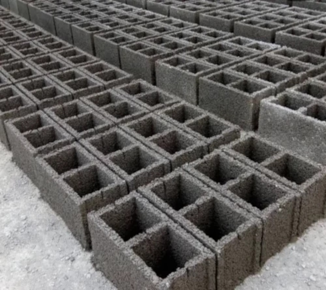سنگ بلوک یک نوع مصالح ساختمانی است که به صورت بلوک‌هایی به شکل مکعب یا مستطیل شکل ساخته می‌شود. این بلوک‌ها از موادی مانند بتن، سیمان، شن و ماسه تشکیل شده و به عنوان یکی از عناصر سازه‌ای در ساختمان‌ها استفاده می‌شوند.
    سنگ بلوک در ساختمان‌ها برای ایجاد دیوارهای داخلی و خارجی، پایه‌ها، ستون‌ها، و همچنین به عنوان عناصر دیگری از ساختارهای ساختمانی استفاده می‌شود. آنها معمولاً از بلوک‌های بتنی تولید می‌شوند که به دلیل وزن و حجم کمتر نسبت به سنگ سنگین‌ترین گزینه برای انتقال و نصب هستند. همچنین، سنگ بلوک‌ها دارای مقاومت بالا در برابر فشار و حرارت هستند و به طور کلی سازه‌هایی با کیفیت و پایدار را فراهم می‌کنند.